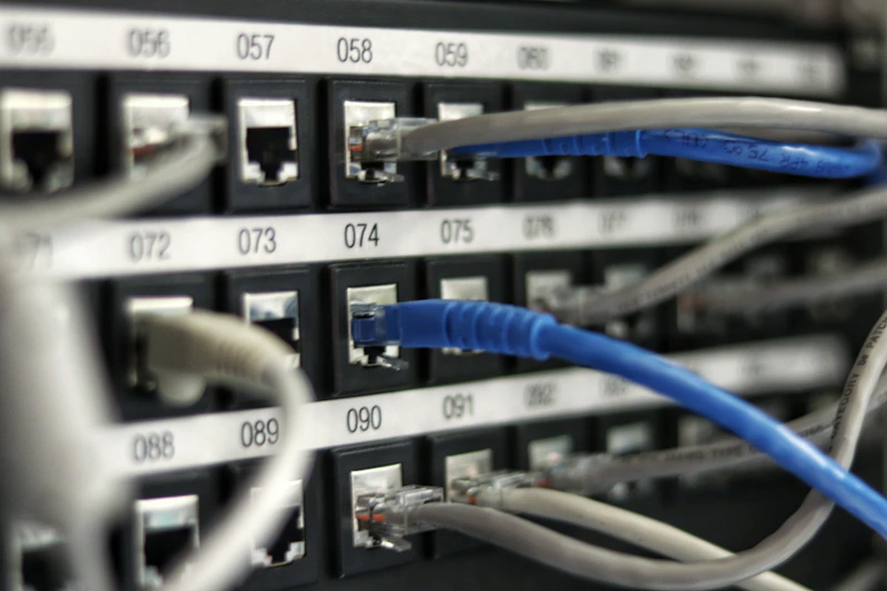 Data center visto ao longo de um corredor de gabinetes