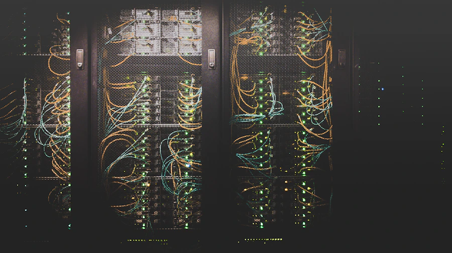 Corredor de servidores conectados por cabos organizados em um data center